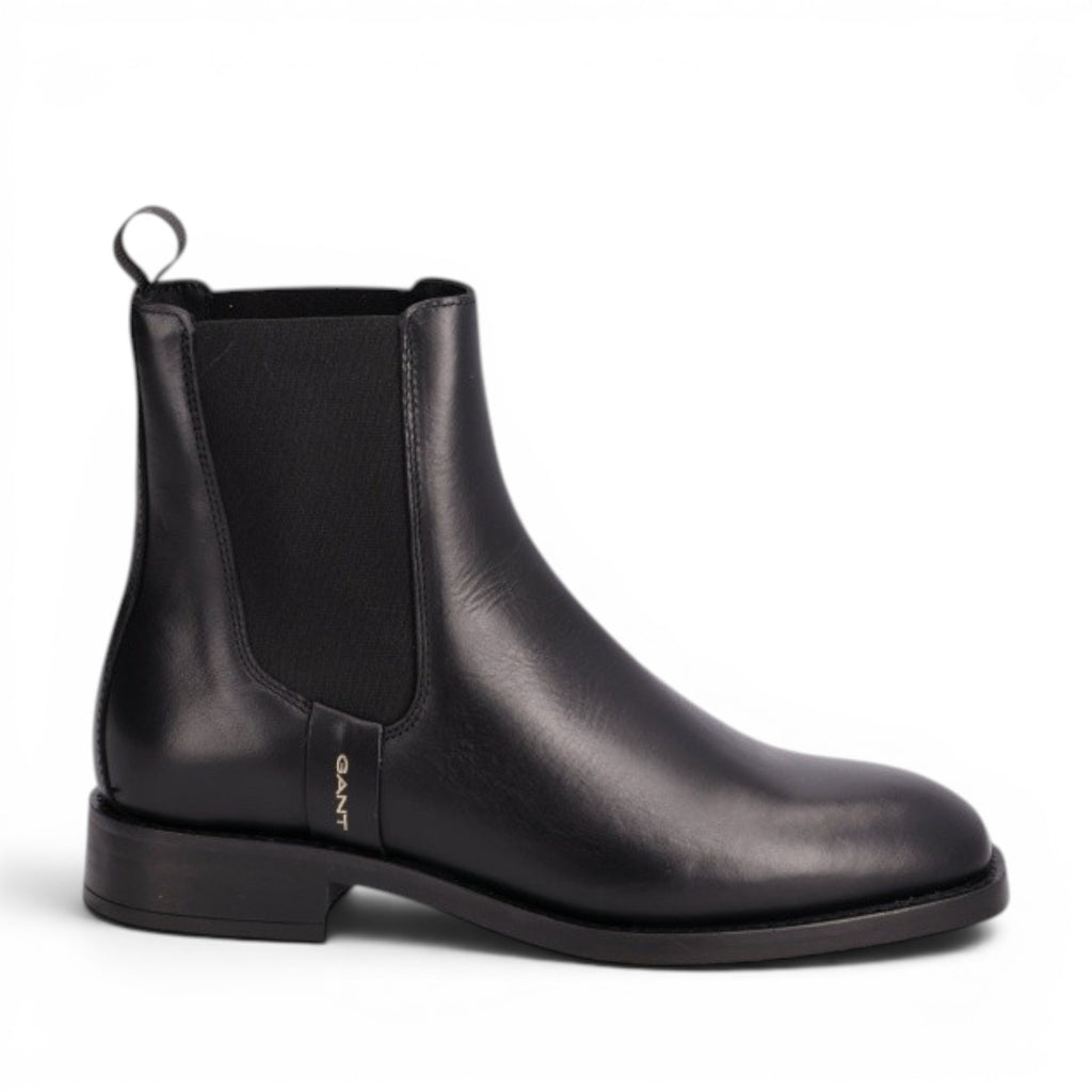 GANT black leather Chelsea boots with elastic side panels and a pull tab. Made in Portugal.