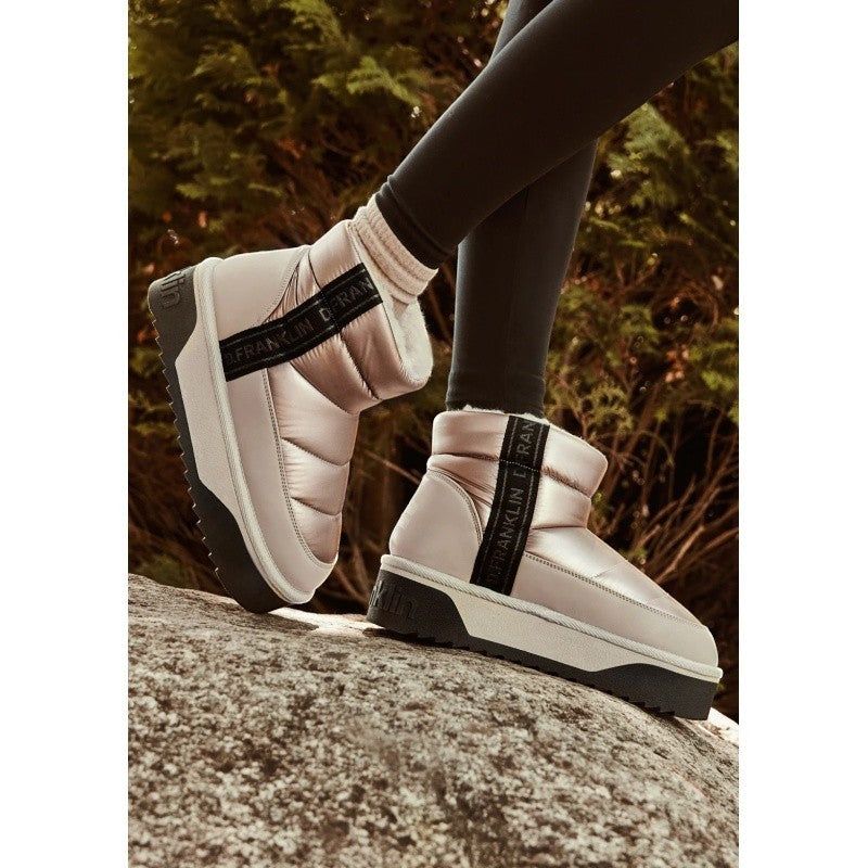 My Store Nordic V2 Low Bomb light pink puffer boots with faux fur lining and black logo strap.