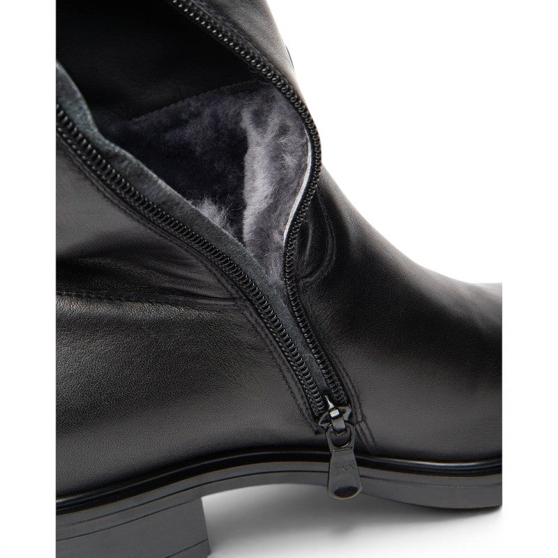 My Store Nero Giardini black leather boots with sheepskin lining and side zipper, made in Italy.