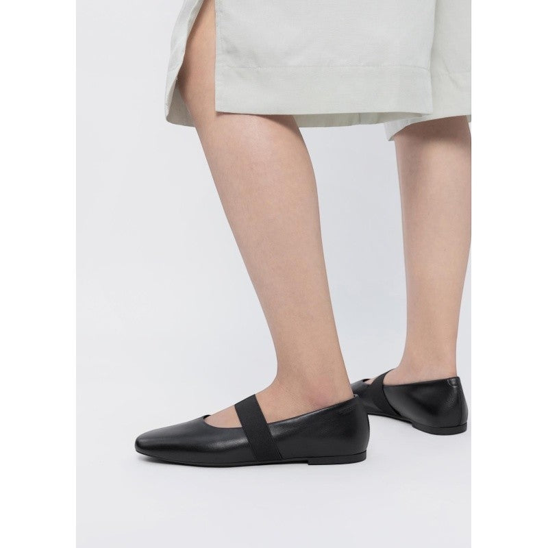 ShoeShop black leather ballet flats with elastic strap and round toe. Low 11mm heel.