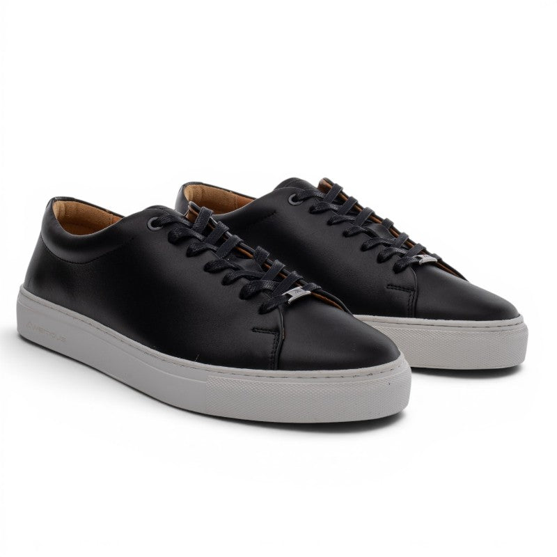 ShoeShop black leather low-top sneakers with white soles and laces. Model Ambitious 11187A.