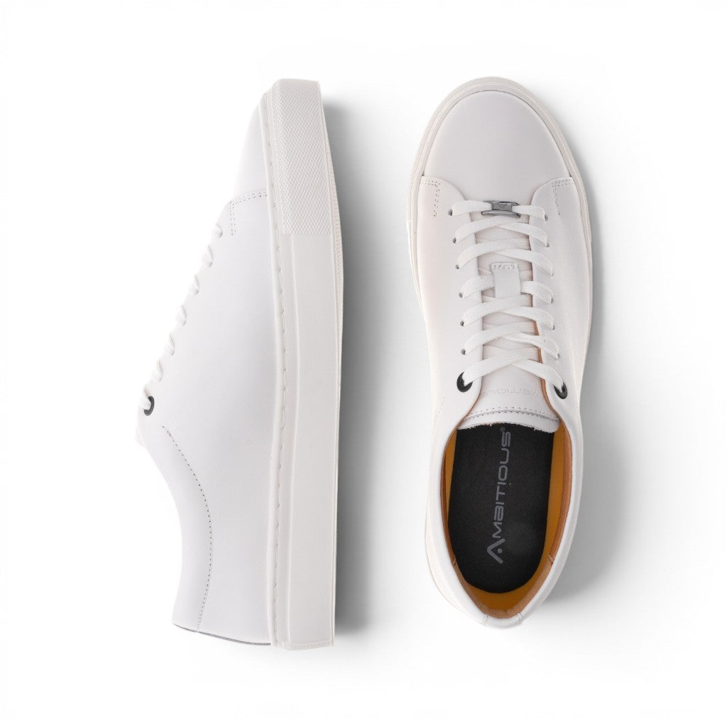 ShoeShop white leather low-top sneakers with lace-up closure and rubber sole. Model 11187A.