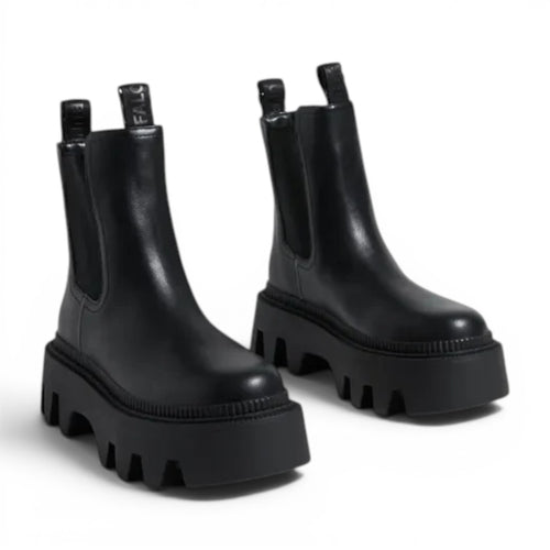 ShoeShop black leather Chelsea boots with chunky platform sole and elastic side panels. Model 1622356.