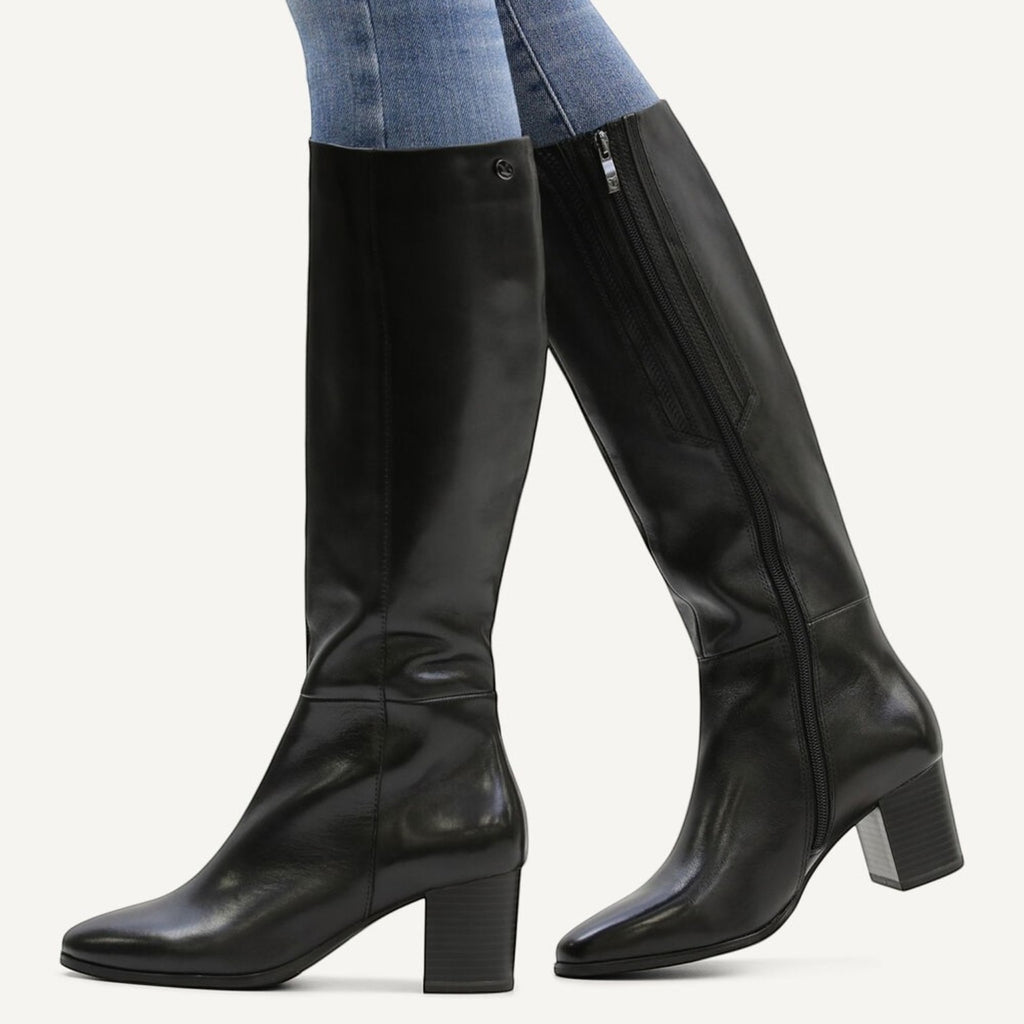 ShoeShop Caprice black leather knee-high boots with side zipper and block heel worn with blue jeans
