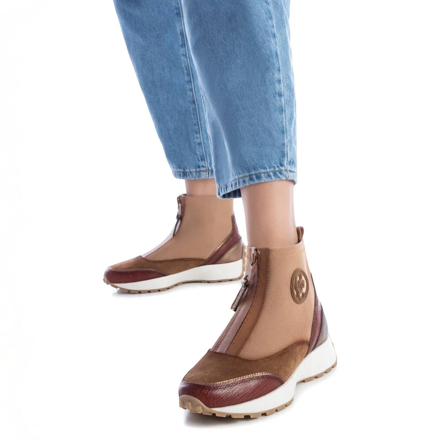 ShoeShop Carmela 161204 beige and brown zip-up sneakers with suede details worn with blue jeans.