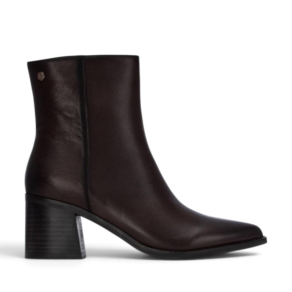 ShoeShop Carmela 164133 dark brown leather ankle boots with a 6.5cm block heel and side zipper closure.
