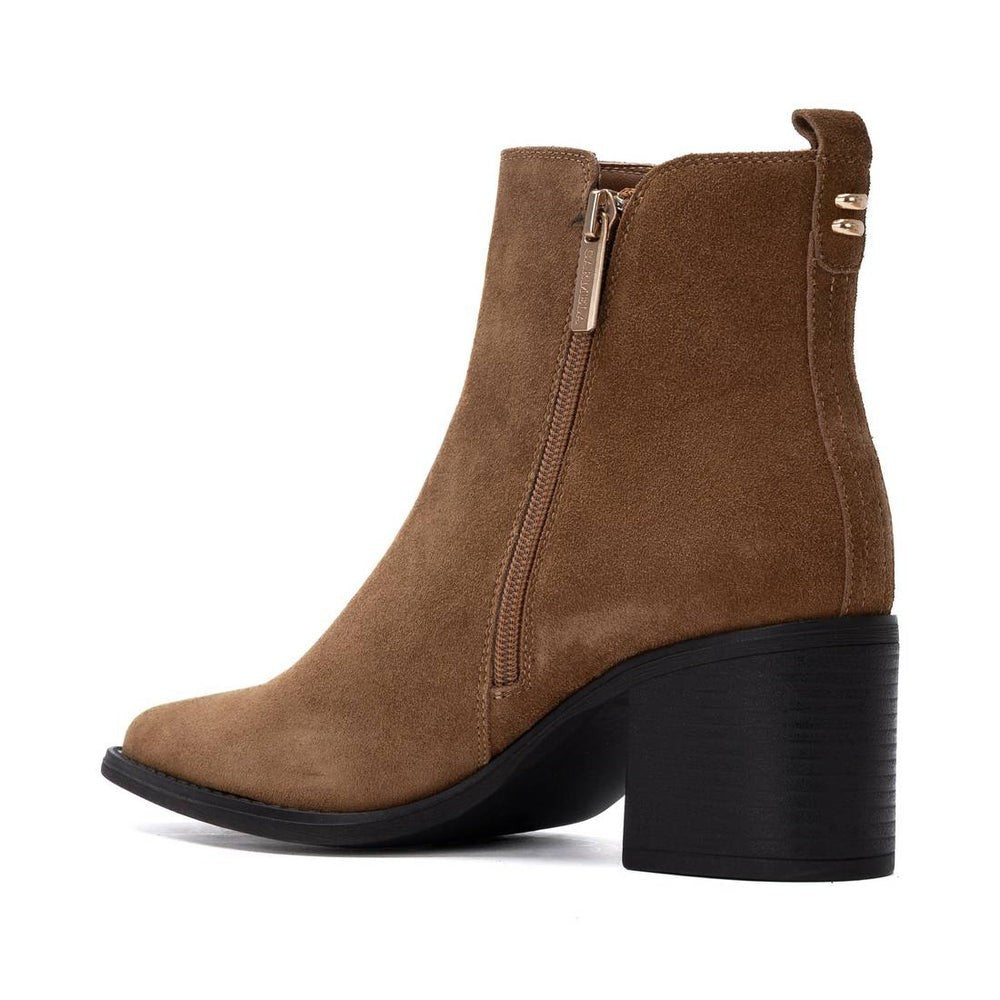 ShoeShop Carmela brown suede ankle boots with a side zipper, block heel, and pull tab for easy wear.
