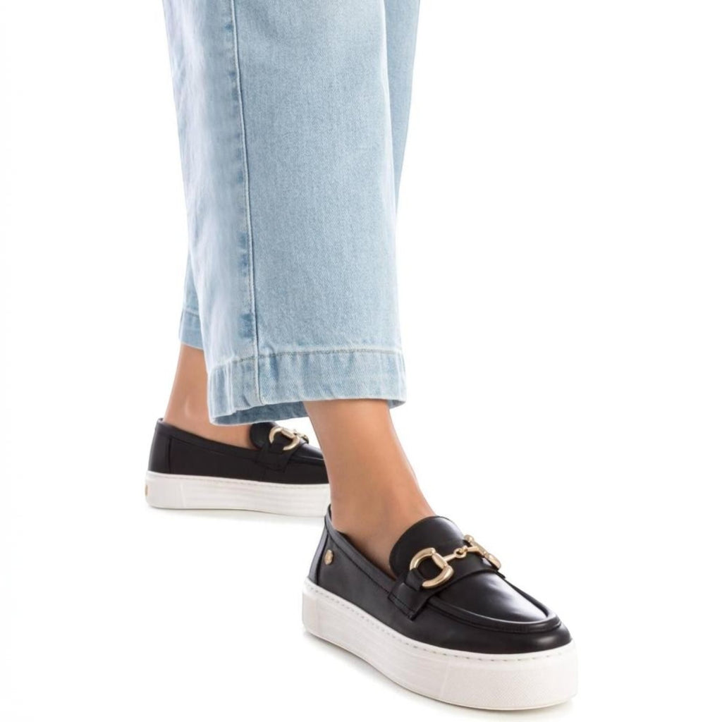 ShoeShop Carmela 161319 black leather platform loafers with gold horsebit detail worn with light wash jeans