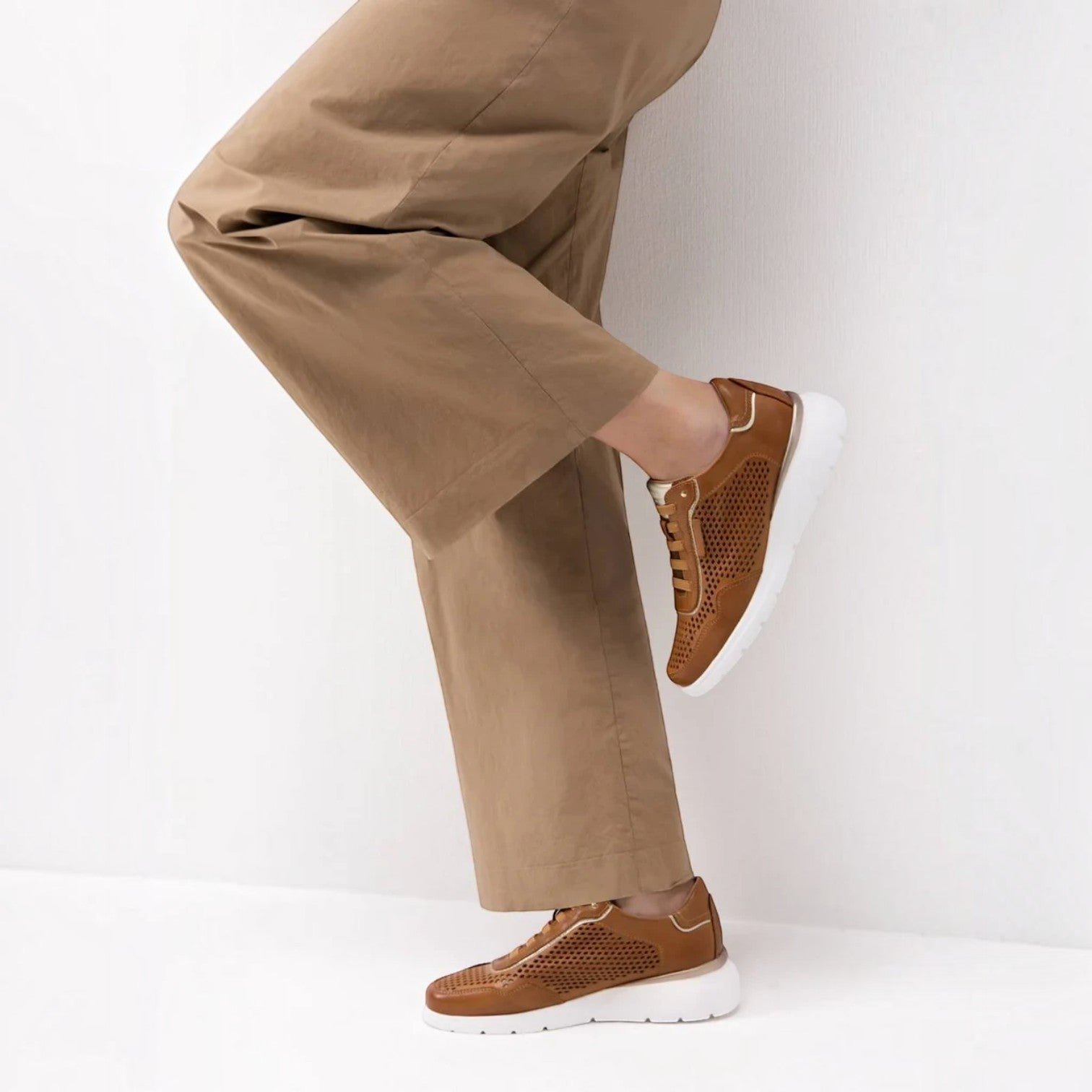 ShoeShop Carmela 163211 tan leather sneakers with perforated side panels and a thick white platform sole.