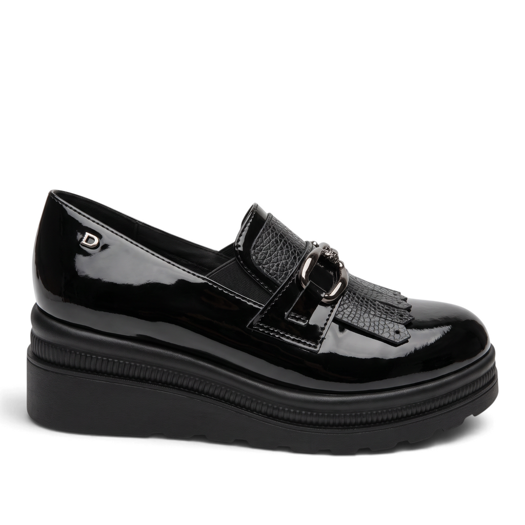 ShoeShop Comart black patent leather platform loafers with fringe detail, metal hardware, and 5cm rubber wedge sole.