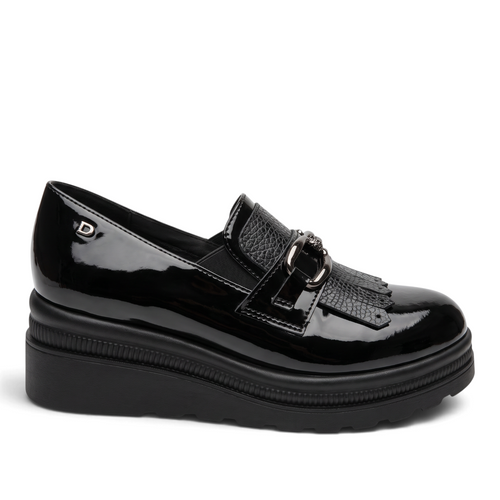 ShoeShop Comart black patent leather platform loafers with fringe detail, metal hardware, and 5cm rubber wedge sole.
