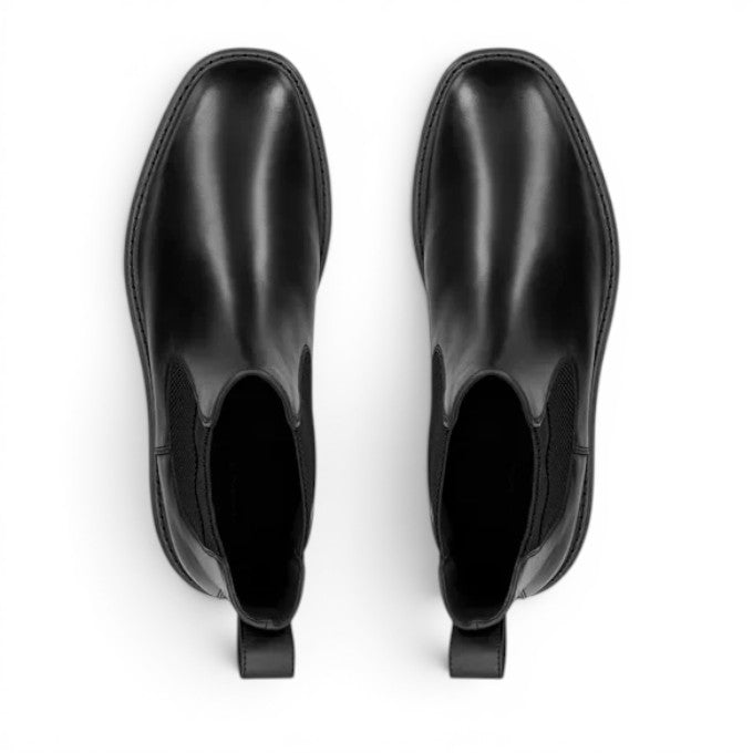 ShoeShop GANT Boggar black leather Chelsea boots with elastic side panels and rubber soles, top view.