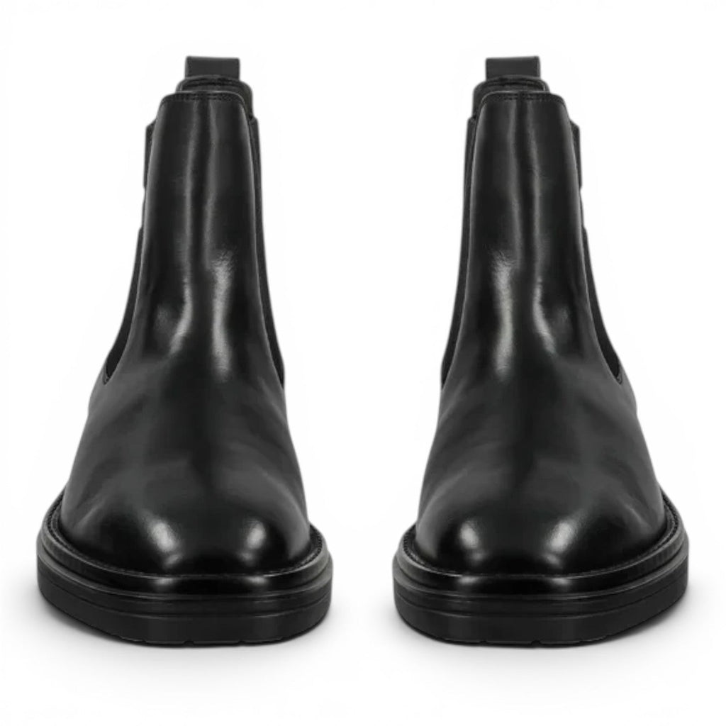 ShoeShop GANT Boggar black leather Chelsea boots with elastic side panels and a durable rubber lug sole.