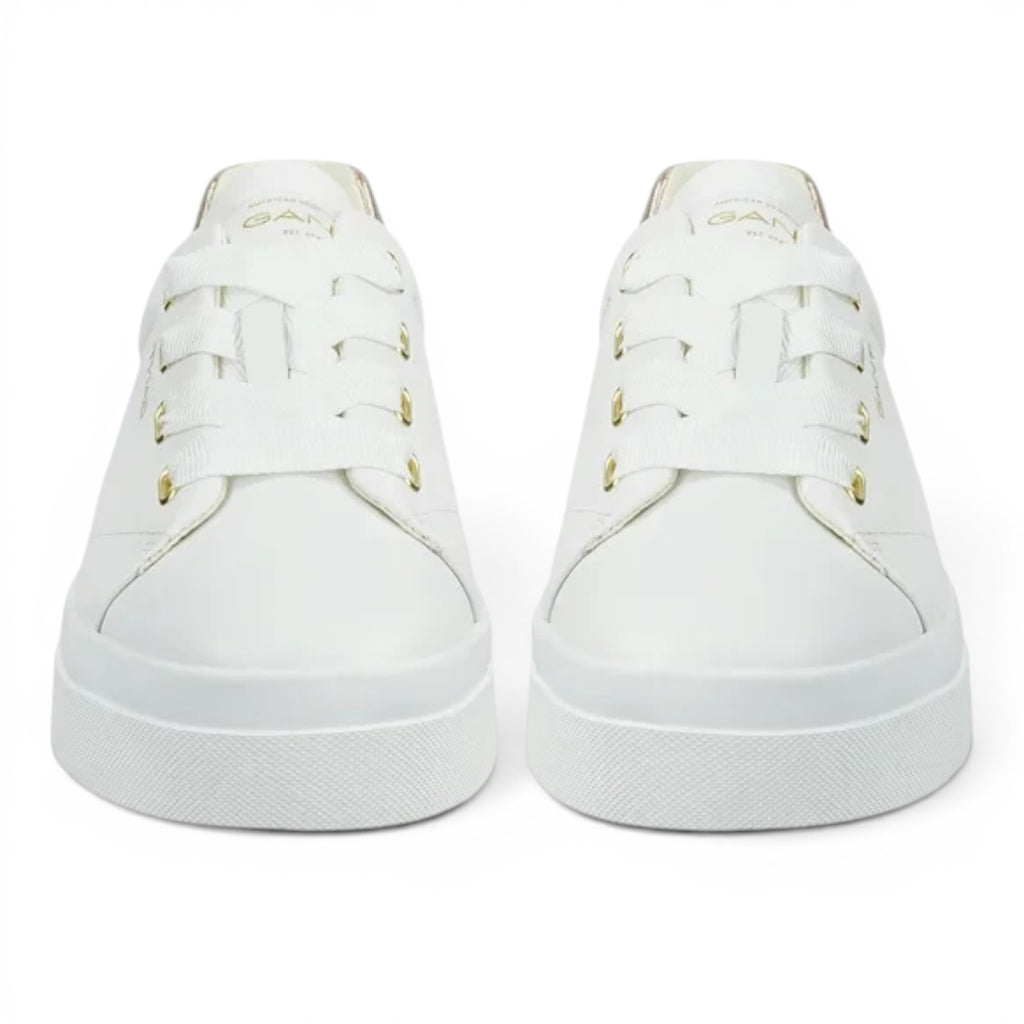 ShoeShop GANT white leather sneakers with ribbon laces and gold eyelets, front view