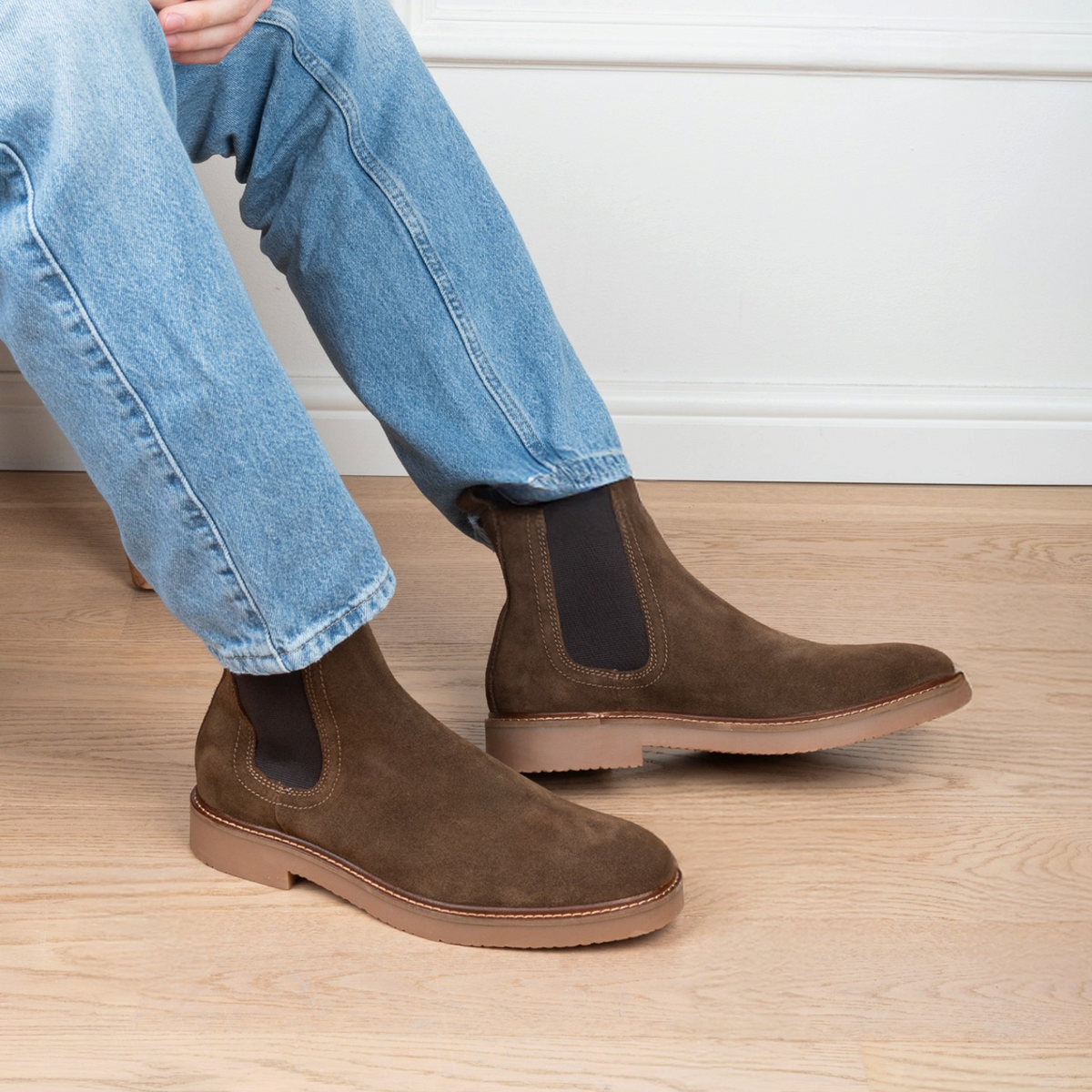 ShoeShop HUDSON-10 dark brown suede Chelsea boots with elastic side panels and a light brown rubber sole