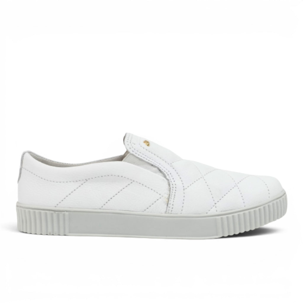 ShoeShop Pegada white quilted slip-on sneakers with a textured rubber sole