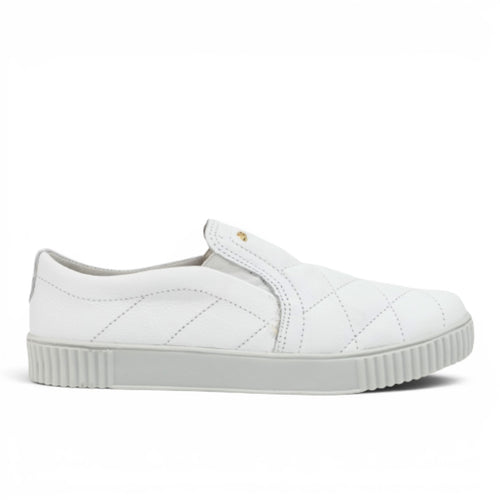 ShoeShop Pegada white quilted slip-on sneakers with a textured rubber sole