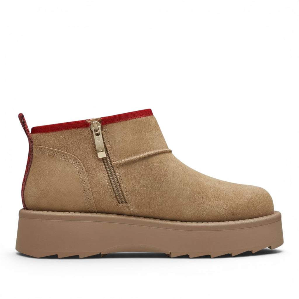 ShoeShop Tamaris beige suede ankle boot with a red trim, gold side zipper, and chunky platform sole.