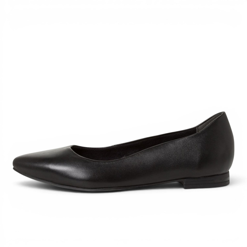 ShoeShop Tamaris black leather ballet flats with a pointed toe and low rubber sole for comfortable daily wear.