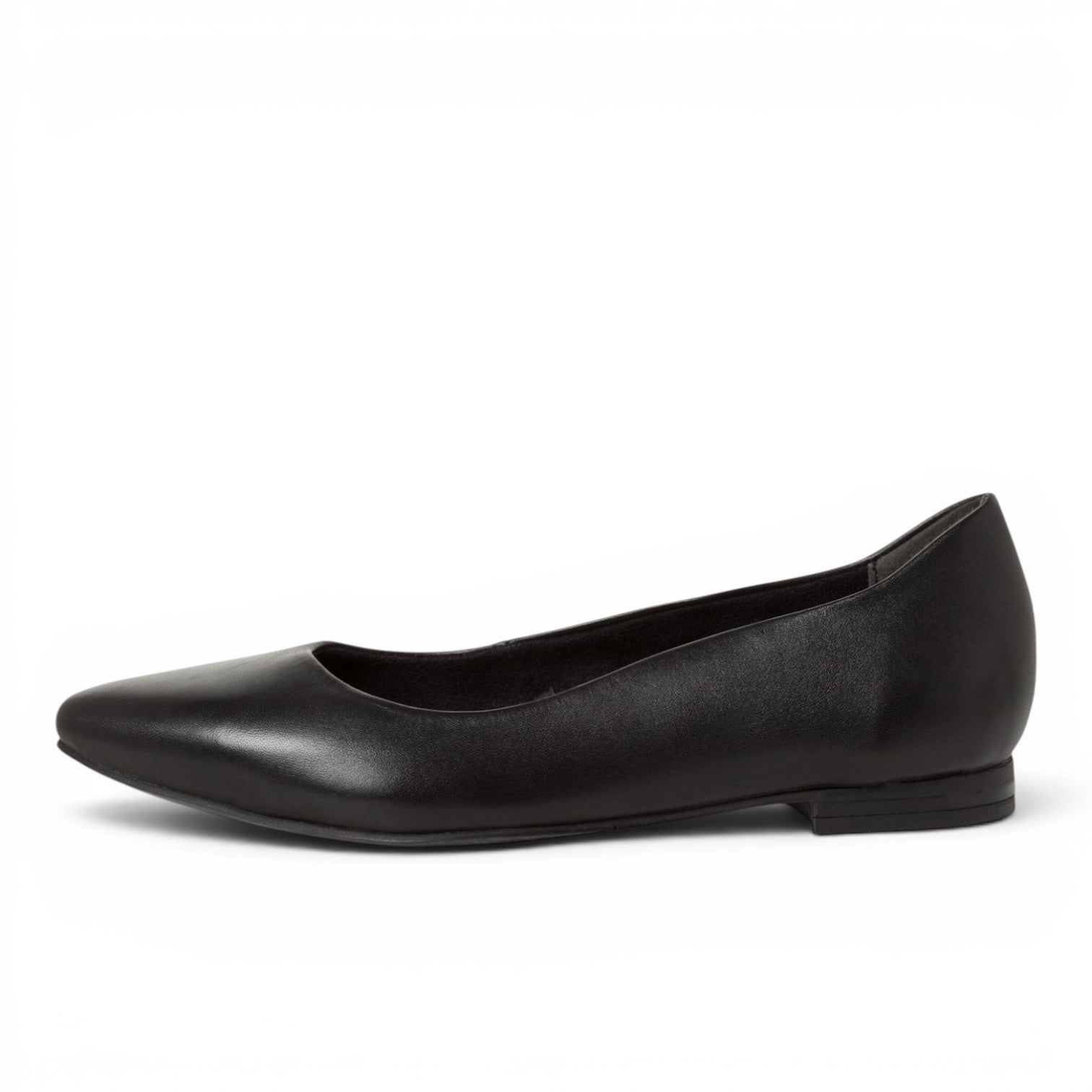 ShoeShop Tamaris black leather ballet flats with a pointed toe and low rubber sole for comfortable daily wear.