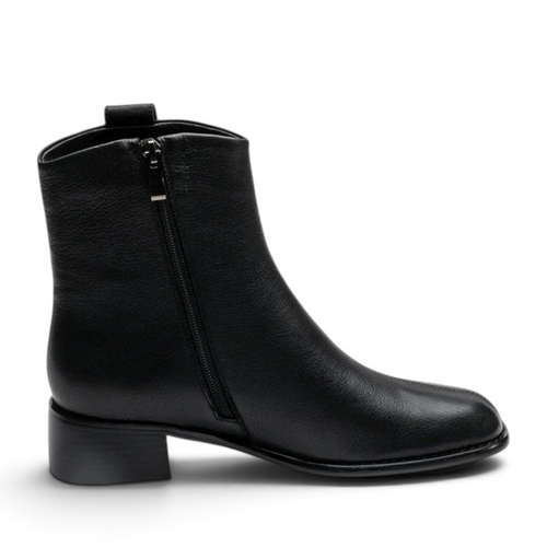 ShoeShop VALVE black leather ankle boots with a side zipper and low block heel