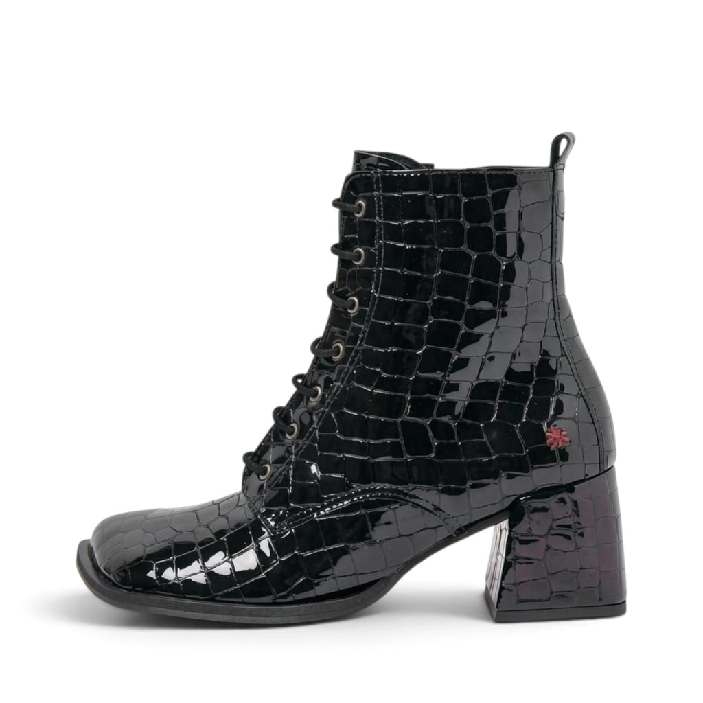 ShoeShop Verona black patent leather lace-up ankle boots with a square toe and block heel